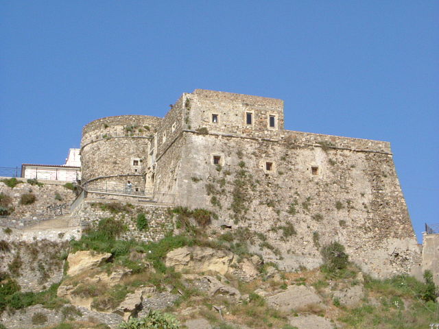 Замок Фердинанда Арагонского в Пиццо