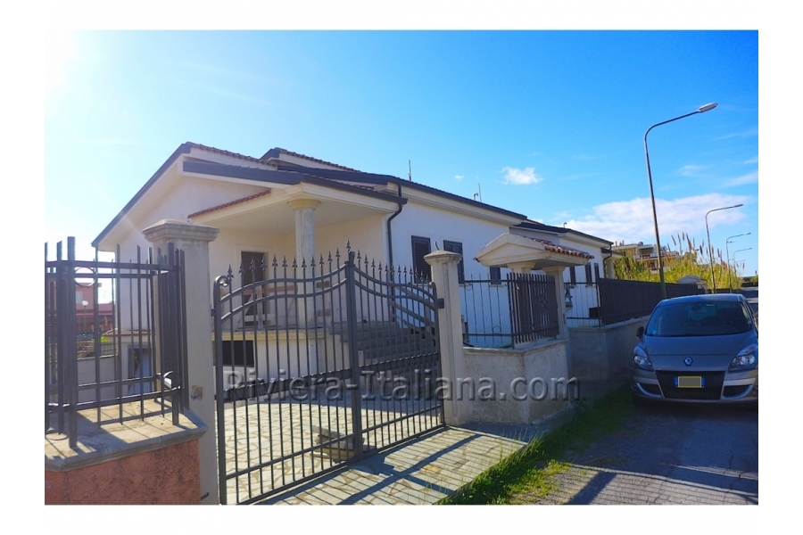Semi-detached house with lovely garden just 150 meters to the sea