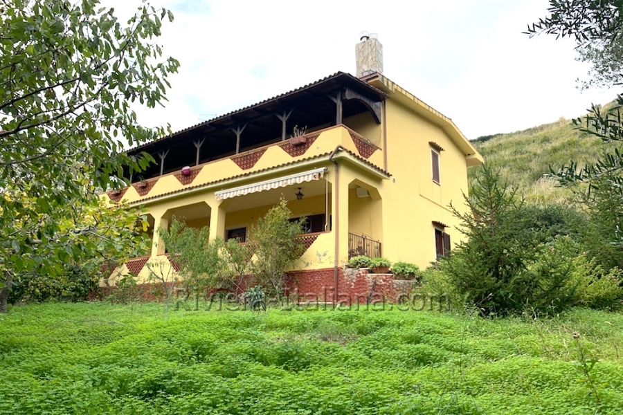 Villa indipendente di due piani con giardino a Orsomarso 